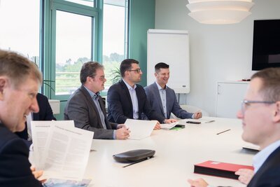 Alle Versicherungsexpertem am Tisch bei der Arbeit